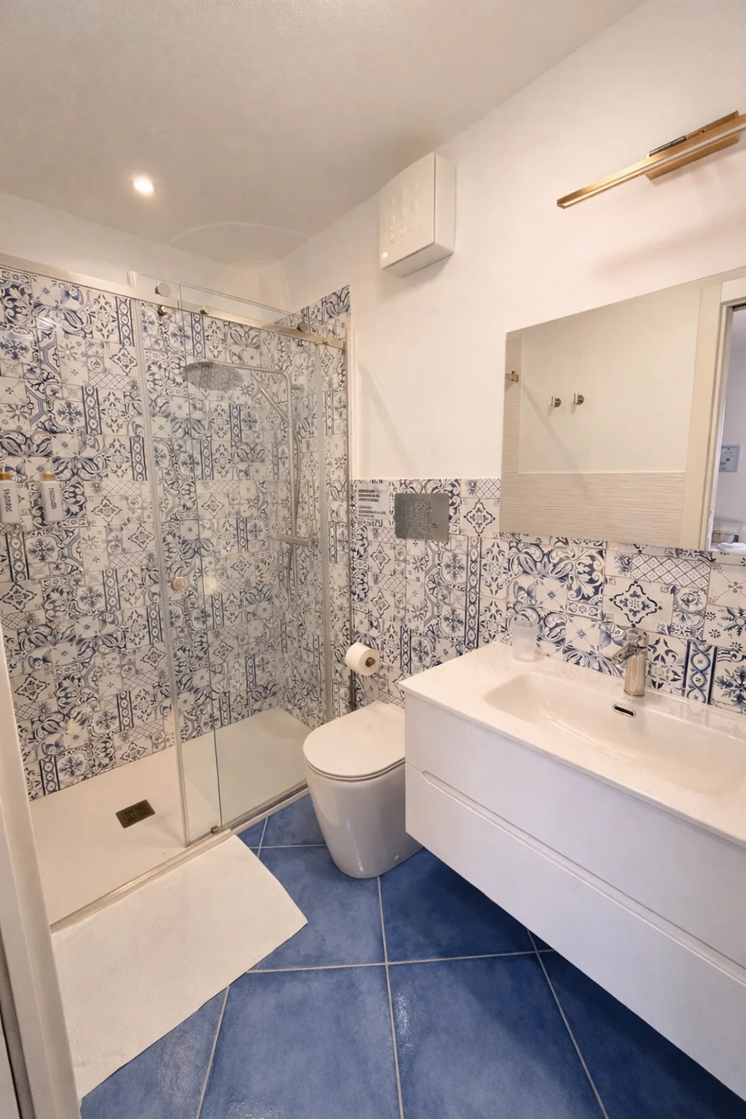 Bagno moderno con doccia in appartamento vacanze a Castellammare del Golfo 