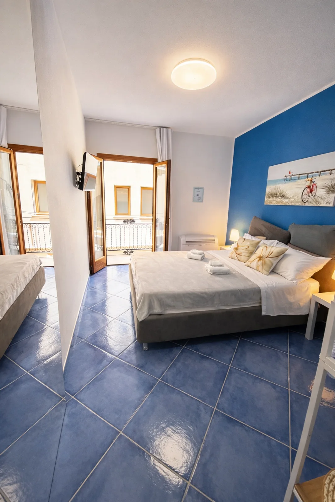 Camera da letto con accesso al balcone privato a Castellammare del Golfo