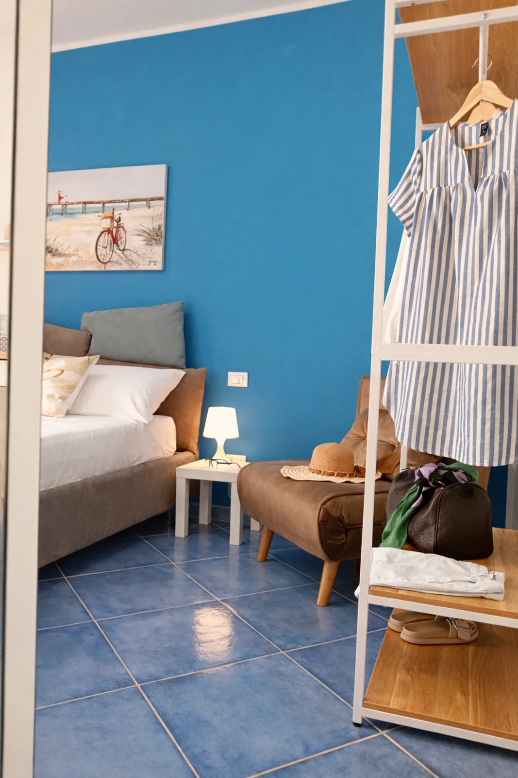 Zona living luminosa nell'appartamento Oikos Design Sicily