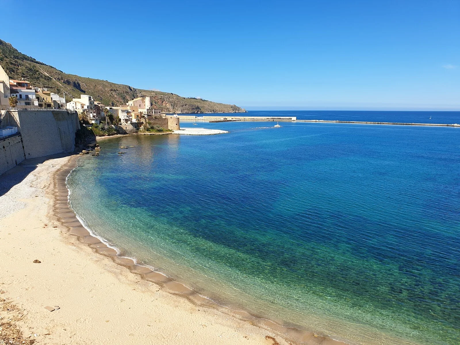 Spiaggia Cala Petrolo a pochi minuti da Oikos Design Sicily