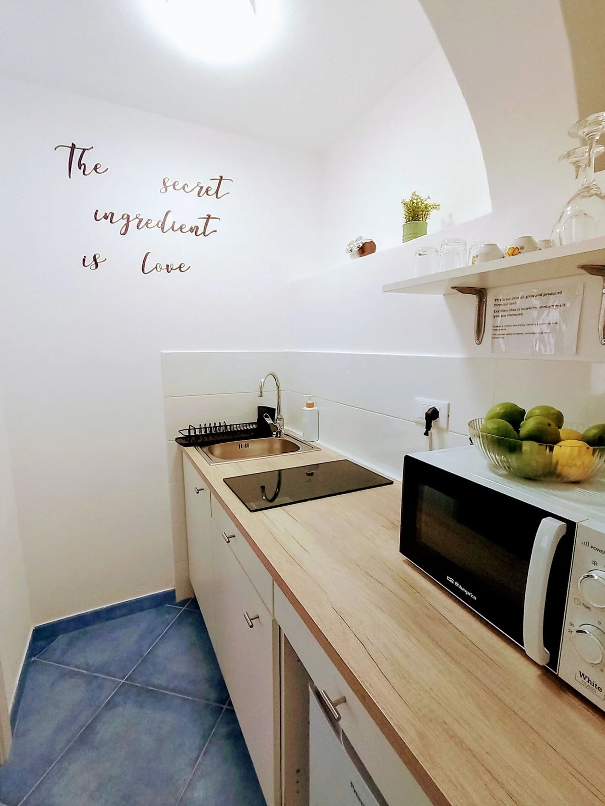 Cucina attrezzata del monolocale Oikos Design Sicily