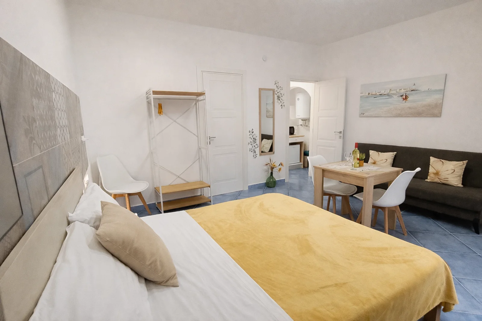 Zona living del monolocale Oikos Design Sicily a Castellammare del Golfo